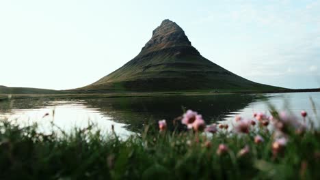 Vista-Panorámica-De-La-Montaña-Kirkjufell-Y-Reflejo-En-El-Lago,-Península-De-Snaefellsnes,-Islandia---Toma-Manual