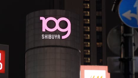 Shibuya-109-Building-and-Neon-Sign-at-Night,-Tokyo,-Japan