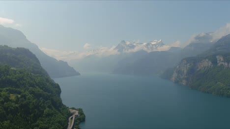 Morschach-Überflug:-Bewegung-über-Malerisches-Wassertal-In-Richtung-Alpen,-Schweiz,-Europa,-Drohne-|-Langsame-Bewegung-In-Der-Nähe-Einer-Malerischen-Klippe-über-Einem-Wunderschönen-See