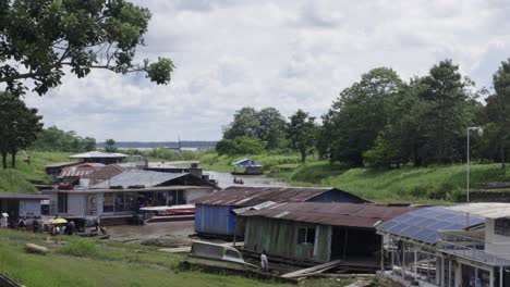 Ein-Einfaches-Dorf-Der-Ureinwohner-Am-Ufer-Des-Flusses-In-Leticia,-Einem-Teil-Der-Amazonasregion,-Kolumbien