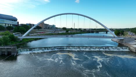 Puente-Peatonal-Sobre-El-Río-Des-Moines.-Vista-Aérea