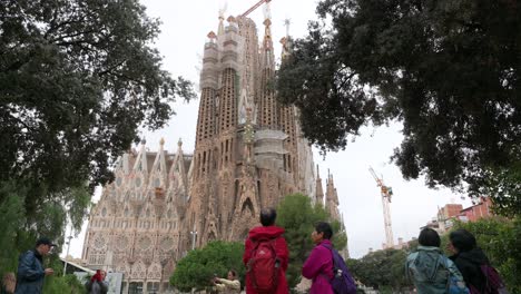 Turistas-Y-Viajeros-Toman-Fotografías-De-La-Sagrada-Familia,-La-Iglesia-Católica-Inacabada-Más-Grande-Del-Mundo-Y-Parte-De-Un-Sitio-Declarado-Patrimonio-De-La-Humanidad-Por-La-Unesco.