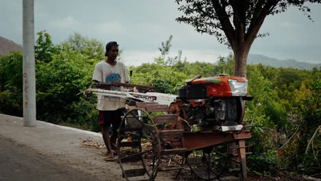 Agricultor-Local-De-Arroz-En-Indonesia-Rodando-Un-Tractor-Manual-Utilizado-Para-Cultivar-Tierras-Secas-Y-Húmedas