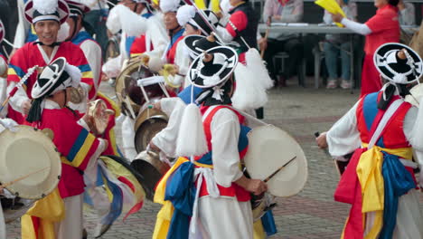 Los-Agricultores-De-Pungmul-O-Nongak-Bailan-Durante-El-Festival-De-Ginseng-Geumsan-Insam-En-Geumsan-gun,-Corea-Del-Sur---Cámara-Lenta