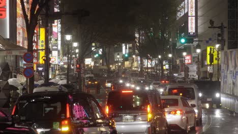 Tráfico-En-Shibuya-Por-La-Noche-Durante-La-Lluvia,-Tokio,-Japón