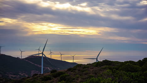 Äolische-Windmühlen-Auf-Dem-Feld,-Erneuerbare-Grüne-Energieproduktion,-Zeitraffer,-Sich-Bewegende-Wolken
