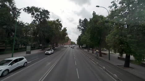 Entrando-A-La-Ciudad-De-Sevilla,-España-Vista-Desde-La-Ventana-Del-Autobús-En-La-Carretera-De-Doble-Sentido