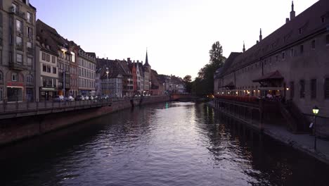 Die-Blaue-Stunde-Beginnt-In-Der-Stadt-Straßburg-In-Der-Nähe-Des-Flusses-Ill