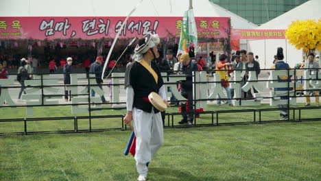 Pueblo-Coreano-Pungmul-Nongak-Artista-De-Danza-Del-Granjero-Realizando-Una-Postura-De-Giro-Aéreo