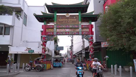 Big-entrance-gate-with-the-words-"Kampung-Ketandan"-in-Chinese-ornament-on-Malioboro-Street,-Yogyakarta,-Indonesia