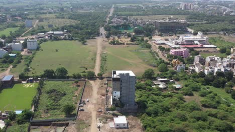 Rajkot-Stadt-Luftbild-Drohnenkamera-Bau-Eines-Gebäudes,-Das-Zur-Kalawad-Straßenseite-Führt,-Die-Ein-Großes-Grundstück-Umgibt