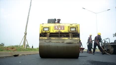 Proceso-De-Asfaltado-De-Infraestructura-De-Construcción-De-Carreteras-Comprimiendo,-Compactando,-Nivelando-Y-Alisando-La-Superficie-De-La-Carretera-Asfáltica-Utilizando-Un-Rodillo-Tándem.