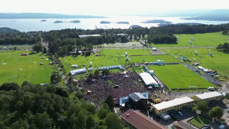 Mehrere-Tausend-Haben-Sich-Zum-Eröffnungskonzert-Im-Ekebergsletta-In-Oslo-Während-Des-Norwegen-Pokals-2023-Versammelt