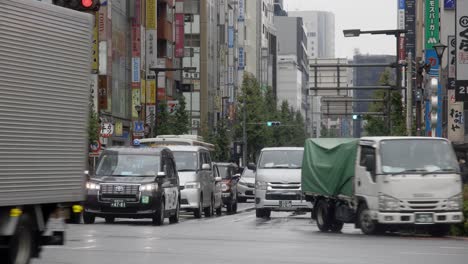 City-Centre-Road-Traffic-and-Commuters,-Shinjuku,-Tokyo,-Japan