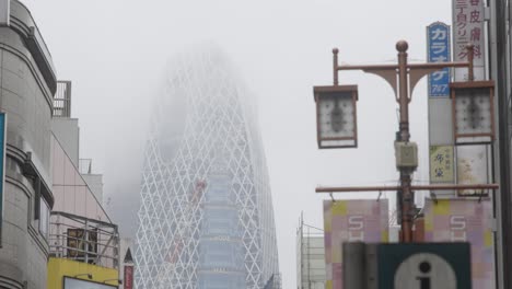 Mode-Gakuen-Cocoon-Tower-In-Shinjuku,-Tokio