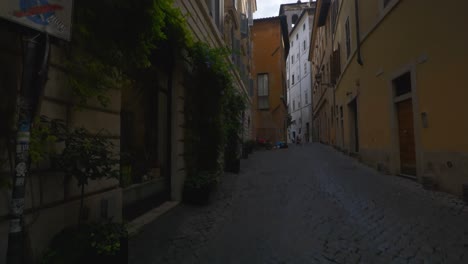 Rom-Immersive-POV:-Bewegung-Durch-Belebte-Straßen-Zur-Piazza-Navona,-Italien,-Europa,-Gehen-|-Zitternde-Bewegung-Durch-Die-Dunkle-Gasse-Von-Rom
