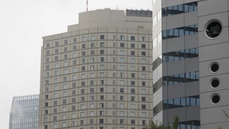 Edificio-De-Oficinas-Rascacielos,-Nishi-shinjuku,-Tokio,-Japón