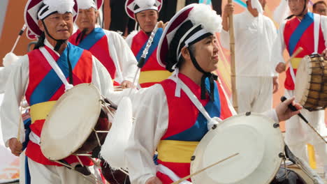 Ältere-Koreanische-Bauern-Führen-Während-Des-Geumsan-Insam-Ginseng-Festivals-Eine-Pungmul--Oder-Nongak-Tanzaufführung-Auf-–-Nahaufnahme