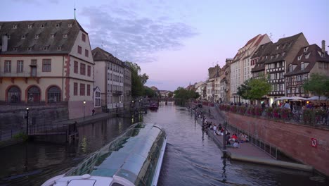 Los-Jóvenes-Disfrutan-De-Una-Agradable-Velada-Cerca-Del-Río-Ill-En-Estrasburgo-Con-El-Ferry-Que-Pasa