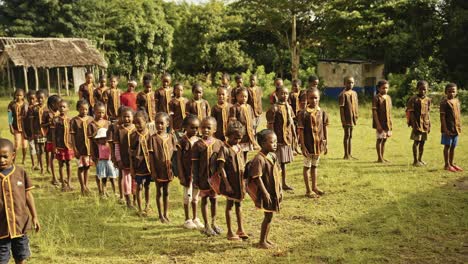 Madagassische-Kinder-Stehen-In-Schlangen-Auf-Dem-Spielplatz-Vor-Der-Schule-Und-Singen-–-Statische-Aufnahme