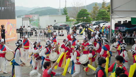 Eine-Gruppe-Von-Menschen-Führt-Während-Des-Geumsan-Insam-Ginseng-Festivals-In-Geumsan-Gun-Eine-Pungmul-Nongak-Bauern-Tanzaufführung-Auf