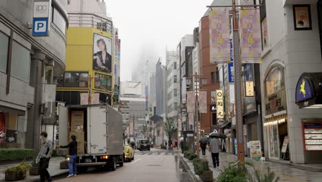 La-Gente-En-El-Distrito-Comercial-Y-La-Torre-Capullo-Mode-Gakuen,-Shinjuku,-Tokio,-Japón