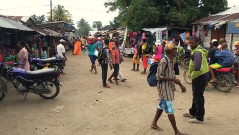 Calle-Con-Mercado-Lleno-De-Gente-Africana.