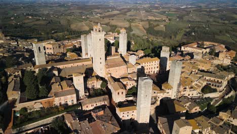 Filmische-Umlaufende-Drohnenaufnahme-über-Der-Mittelalterlichen-Stadt-San-Gimignano,-Italien