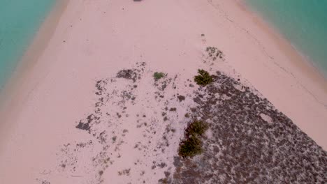 Luftaufnahme-Des-Strandes-Mit-Blauem-Zelt-Und-Sonnenschirm,-Landschaft,-Traumurlaub,-Abgelegene-Insel