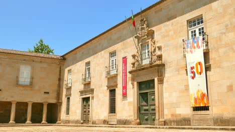 Pancartas-Verticales-En-La-Pared-De-La-Universidad-De-Miño-En-Braga,-Portugal