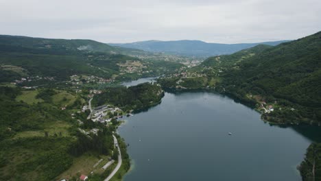 Gran-Lago-Para-Nadar-Aéreo,-Huevo-De-Vista-Bosnio