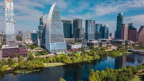 2024-Horizonte-Del-Centro-De-Austin-Texas-Y-Hiperlapso-Aéreo-Del-Lago-De-La-Ciudad-En-Un-Hermoso-Y-Soleado-Día-De-Otoño,-Drones-Alejan-El-Lapso-De-Tiempo-Del-Tráfico-Y-Los-Edificios