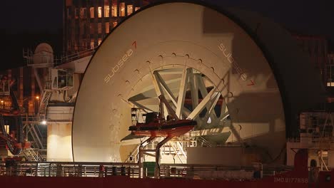 Un-Buque-Tendido-De-Cables-Submarino7-En-El-Puerto-De-Kristiansand-Por-La-Noche