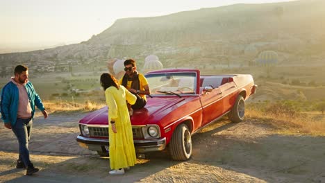 Romantisches-Paar-Wartet-Auf-Sonnenaufgang,-Oldtimer-Fotoshooting,-Epische-Landschaft