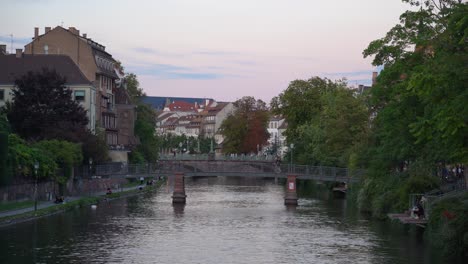 La-Ciudad-De-Estrasburgo-Está-Atravesada-Por-El-Río-Ill,-Que-Divide-Y-Rodea-La-Gran-Île-En-La-Que-Se-Encuentran-El-Casco-Antiguo-Y-La-Mayoría-De-Los-Edificios-Famosos-De-La-Ciudad.