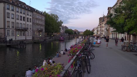 Junge-Franzosen-Genießen-Einen-Schönen-Abend-Am-Fluss-Ill-In-Straßburg-Im-Frühherbst