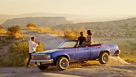 Pareja-Romántica-Amanecer-Sesión-De-Fotos-De-Autos-Clásicos-Paisaje-épico