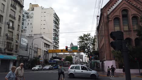 Straßen-Von-Flores-Nachbarschaft-Rivadavia-Avenue-In-Der-Stadt-Buenos-Aires-Argentinien-Straße-Fußgänger-Und-Verkehr