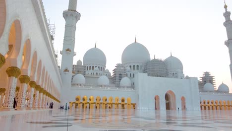 Innenhof-Der-Scheich-Zayid-Moschee-Mit-Minarett-In-Abu-Dhabi,-Vereinigte-Arabische-Emirate