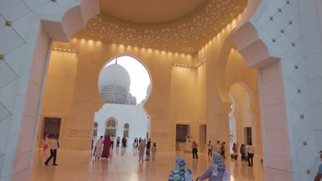 Touristen-In-Der-Scheich-Zayid-Moschee-In-Abu-Dhabi,-Vereinigte-Arabische-Emirate