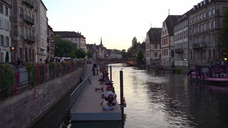 Los-Jóvenes-Disfrutan-De-Una-Agradable-Velada-Cerca-Del-Río-Ill-En-Estrasburgo