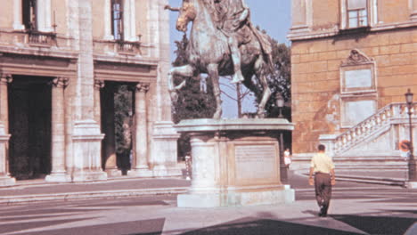 La-Gente-Camina-Alrededor-De-La-Estatua-Ecuestre-De-Marco-Aurelio-En-Roma-En-Los-Años-1960.