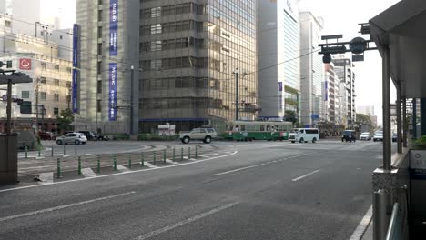 Vintage-Tranvía-Hiroden-Girando-En-La-Carretera-En-Hiroshima.