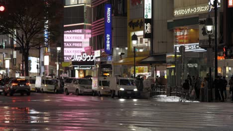 Bus-Traffic-in-Shibuya-at-Night-during-Rain,-Tokyo,-Japan