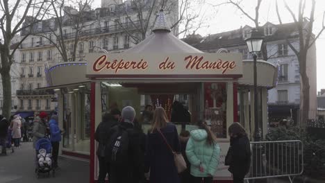 Menschen-Stehen-In-Einer-Schlange-Für-Einen-Crêpe-Laden-Zum-Mitnehmen-In-Paris,-Europäisches-Streetfood