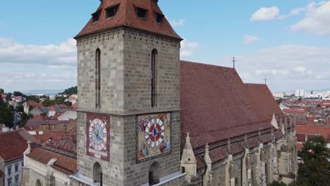 Aufsteigende-Drohnenaufnahme-Des-Turms-Der-Schwarzen-Kirche-über-Dem-Stadtbild-Von-Brasov-In-Rumänien