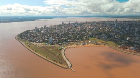 Vista-Panorámica-De-La-Ciudad-De-Posadas,-Elegantemente-Ubicada-A-Lo-Largo-De-Las-Curvas-Del-Caudaloso-Río-Paraná.