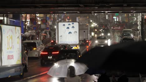 Verkehr-Und-Werbetafel-LKWs-In-Shibuya-Bei-Nacht-Bei-Regen,-Tokio,-Japan