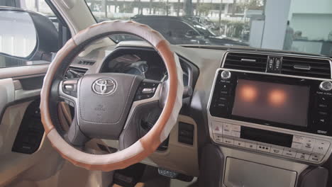 Innen--Und-Außenbereich-Eines-Toyota-Autos-–-Blick-Auf-Cockpit,-Lenkrad-Und-Autositze