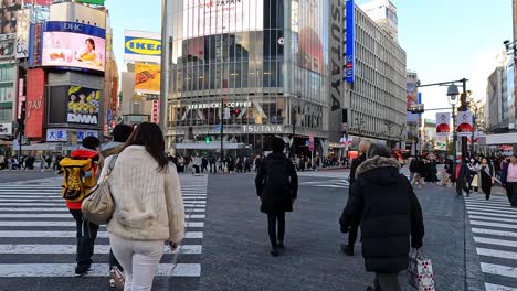 Blick-Auf-Die-Shibuya-Kreuzung,-Einen-Der-Belebtesten-Zebrastreifen-Der-Welt